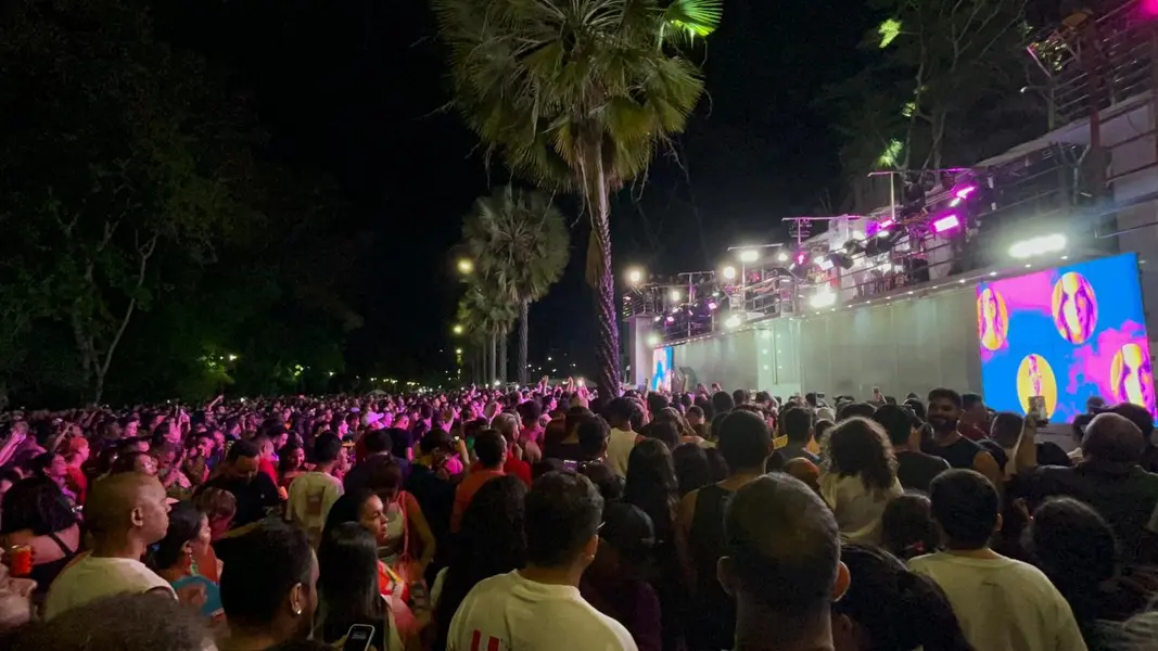 Claudia Leitte arrasta multidão em prévia de Carnaval na Marechal Castelo Branco