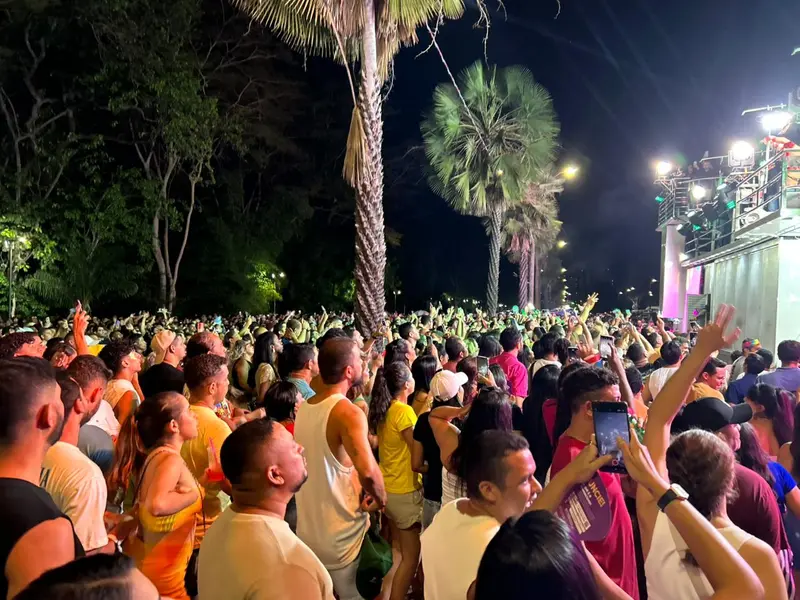 Claudia Leitte arrasta multidão em prévia de Carnaval na Marechal Castelo Branco