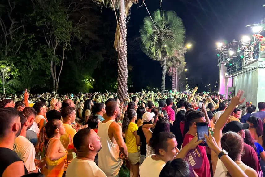 Claudia Leitte arrasta multidão em prévia de Carnaval na Marechal Castelo Branco