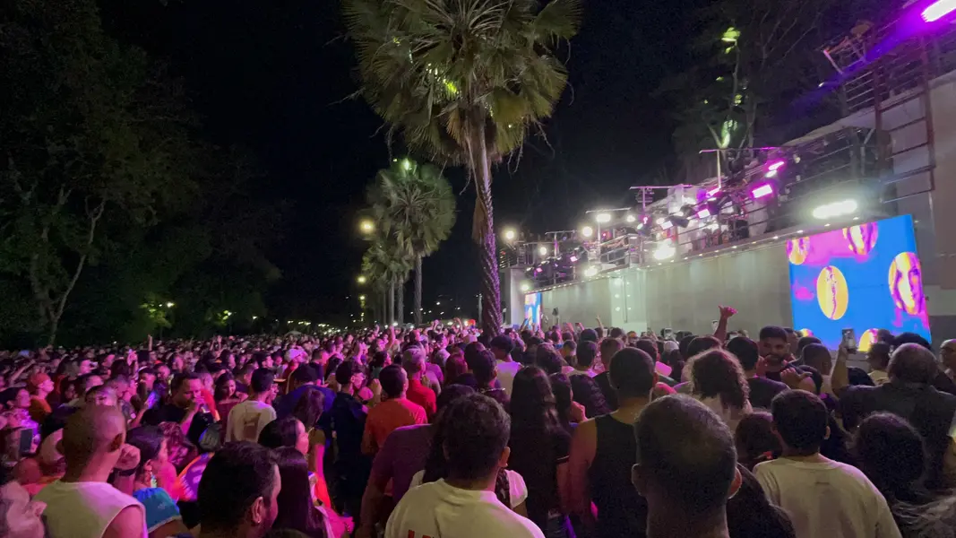 Claudia Leitte arrasta multidão em prévia de Carnaval na Marechal Castelo Branco