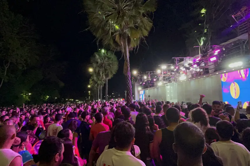 Claudia Leitte arrasta multidão em prévia de Carnaval na Marechal Castelo Branco