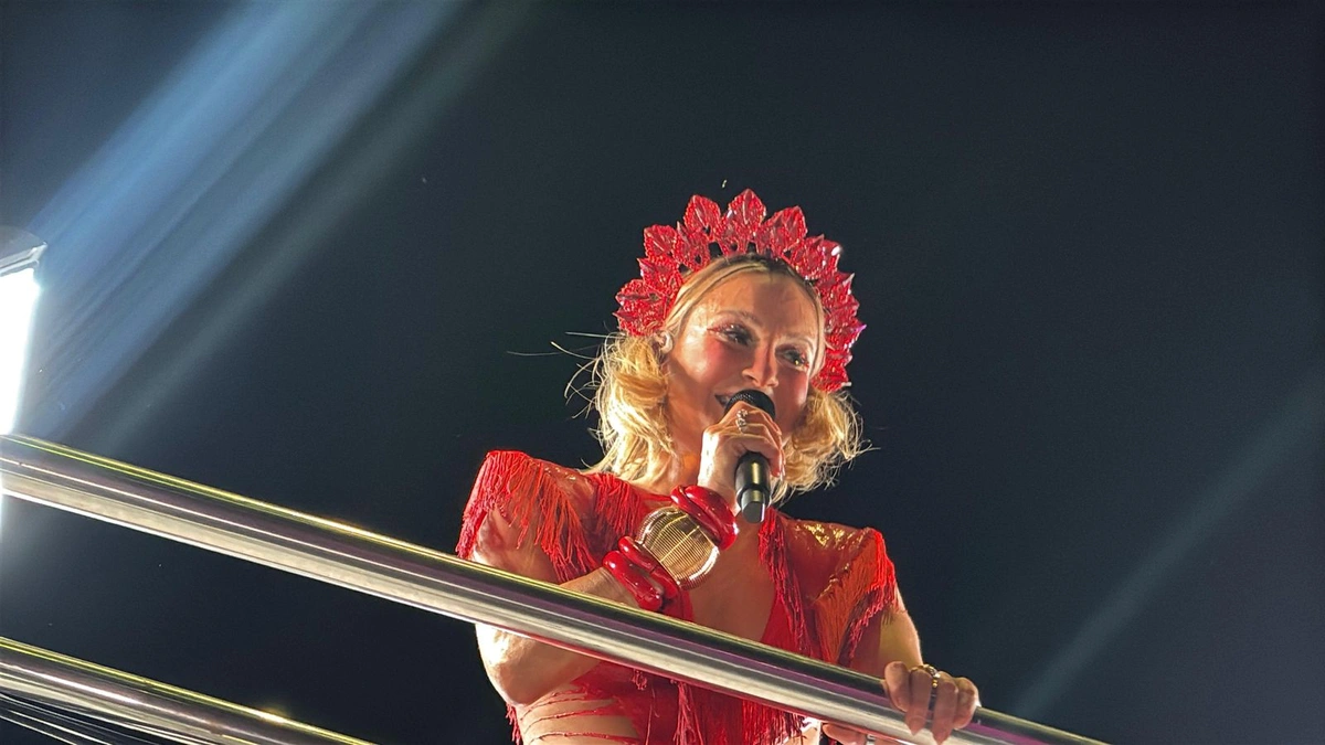 Claudia Leitte arrasta multidão em prévia de Carnaval na Marechal Castelo Branco