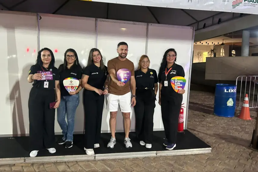 Claudia Leitte arrasta multidão em prévia de Carnaval na Marechal Castelo Branco