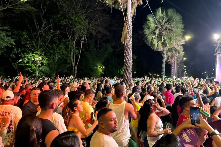 Claudia Leitte arrasta multidão em prévia de Carnaval na Marechal Castelo Branco