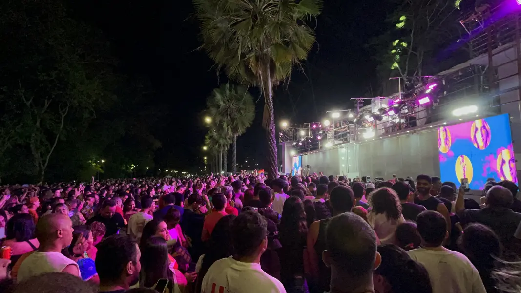 Claudia Leitte arrasta multidão em prévia de Carnaval na Marechal Castelo Branco