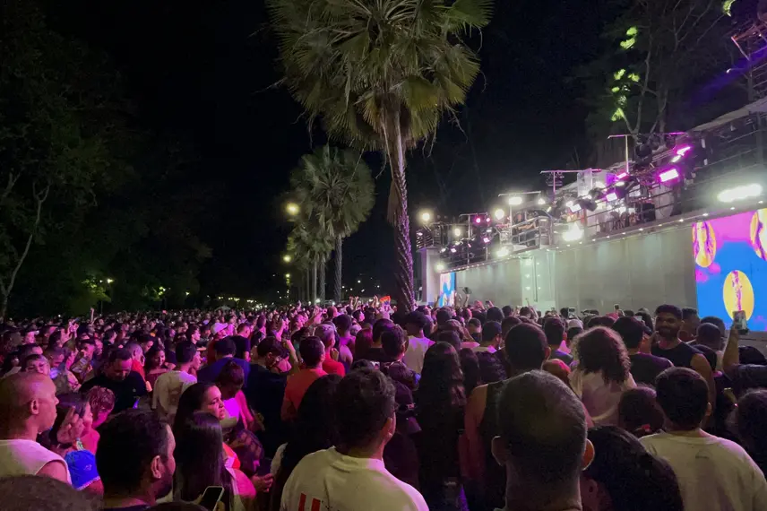 Claudia Leitte arrasta multidão em prévia de Carnaval na Marechal Castelo Branco