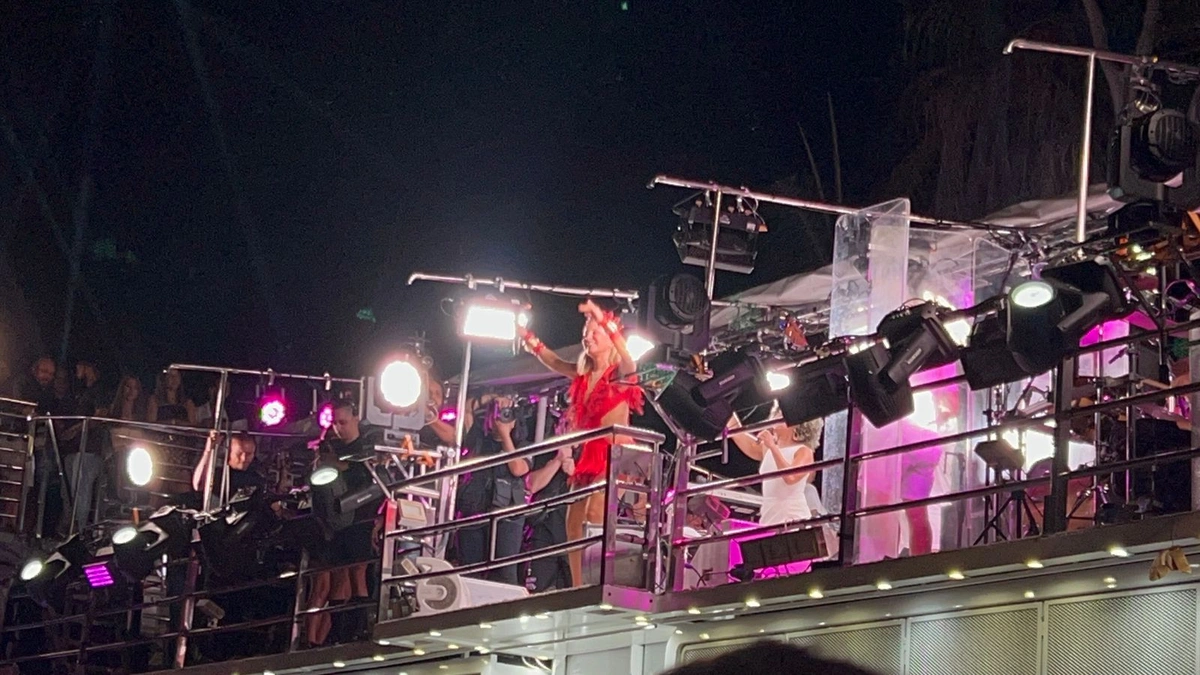 Claudia Leitte arrasta multidão em prévia de Carnaval na Marechal Castelo Branco