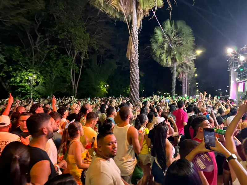 Claudia Leitte arrasta multidão em prévia de Carnaval na Marechal Castelo Branco