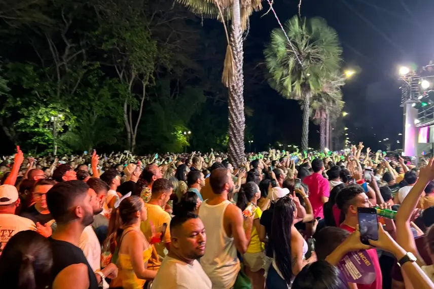 Claudia Leitte arrasta multidão em prévia de Carnaval na Marechal Castelo Branco