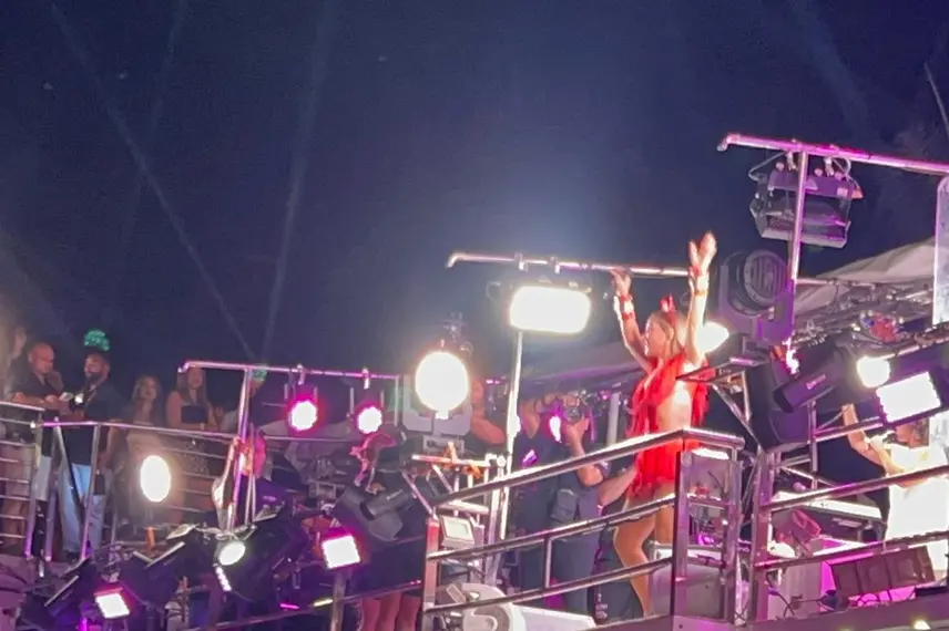 Claudia Leitte arrasta multidão em prévia de Carnaval na Marechal Castelo Branco