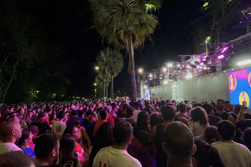 Claudia Leitte arrasta multidão em prévia de Carnaval na Marechal Castelo Branco