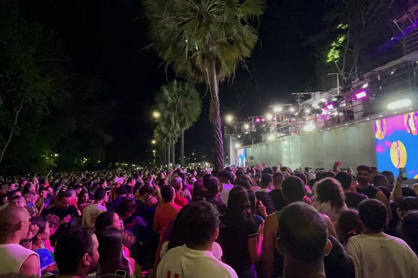 Claudia Leitte arrasta multidão em prévia de Carnaval na Marechal Castelo Branco