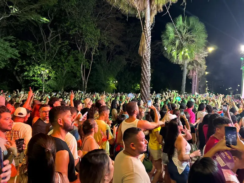 Claudia Leitte arrasta multidão em prévia de Carnaval na Marechal Castelo Branco