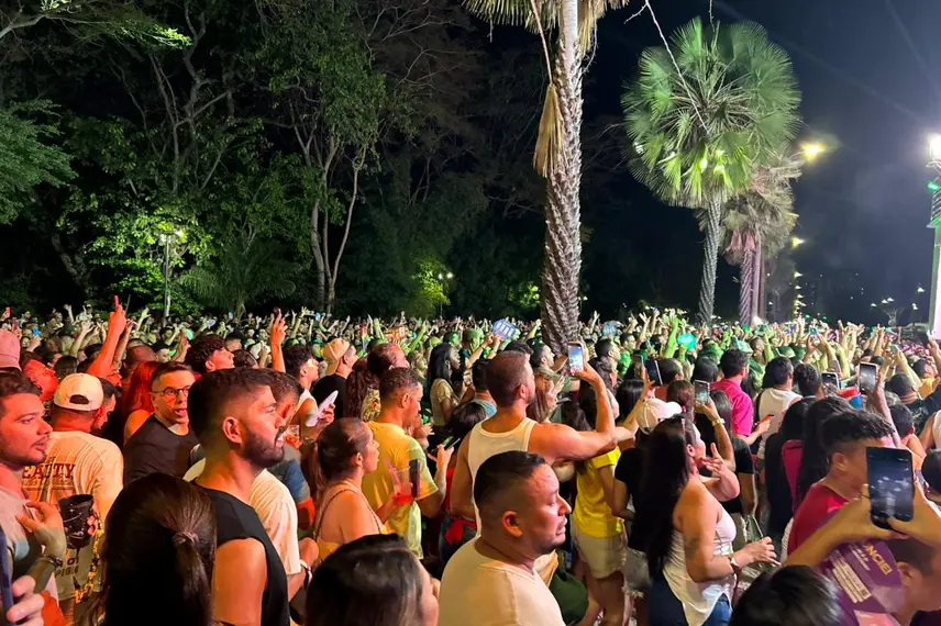 Claudia Leitte arrasta multidão em prévia de Carnaval na Marechal Castelo Branco