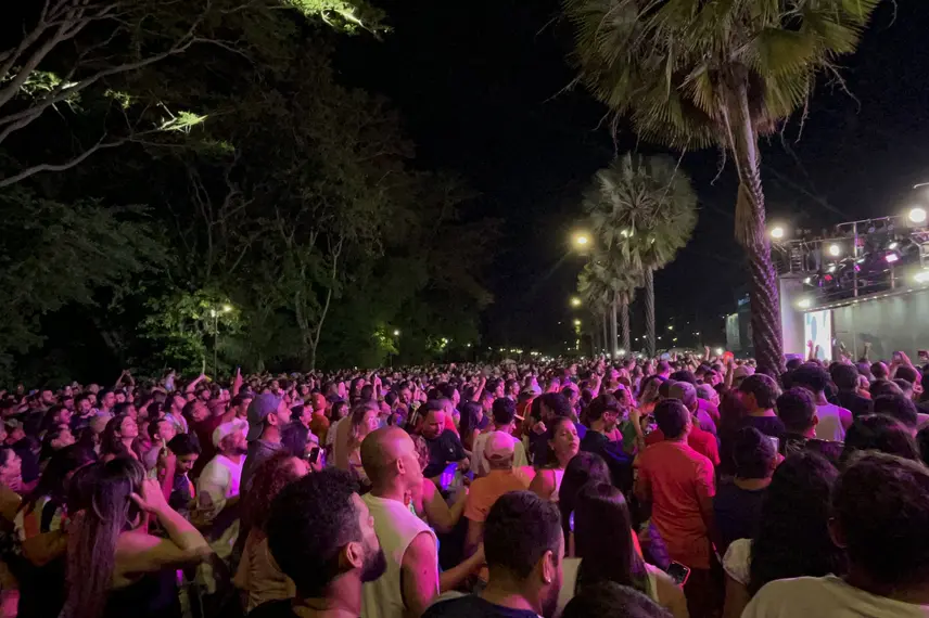 Claudia Leitte arrasta multidão em prévia de Carnaval na Marechal Castelo Branco