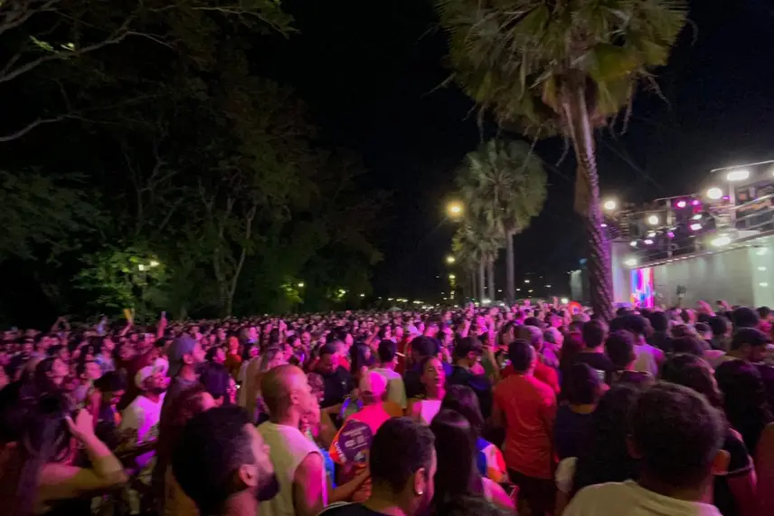 Claudia Leitte arrasta multidão em prévia de Carnaval na Marechal Castelo Branco