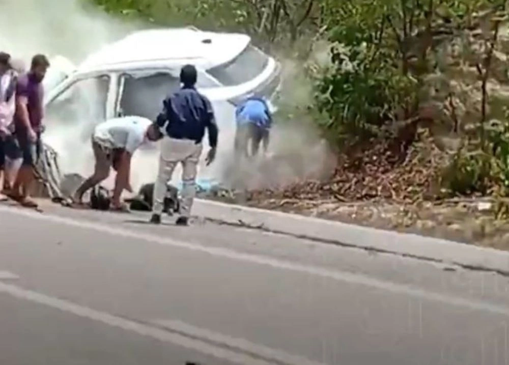 Colisão entre carros deixa três pessoas mortas e quatro feridas em Jaicós