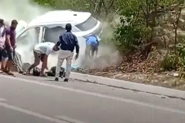 Colisão entre carros deixa três pessoas mortas e quatro feridas em Jaicós