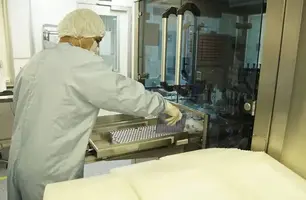 Controle de Qualidade interno de Bio-Manguinhos durante a produção das vacinas contra covid-19 (Foto: Bio-Manguinhos/Fiocruz)