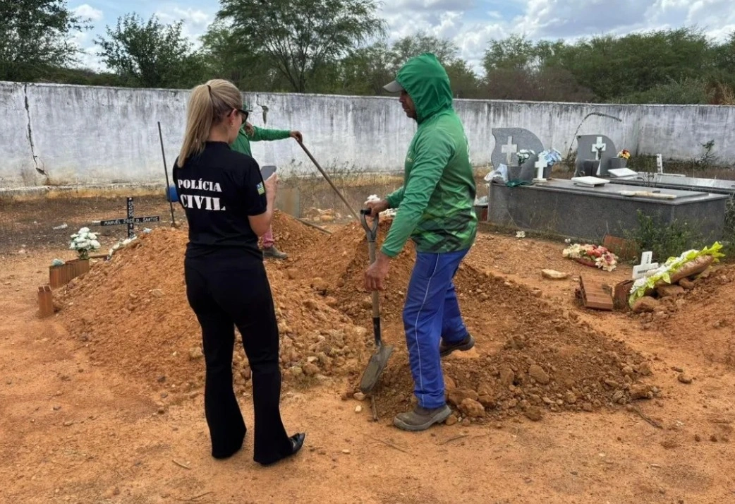 Corpo é exumado de cemitério a pedido do Ministério Público em Paulistana