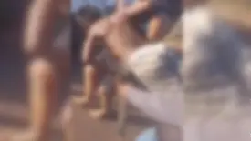 Criança cai sobre estaca de madeira ao tentar buscar pipa em árvore (Foto: Reprodução)