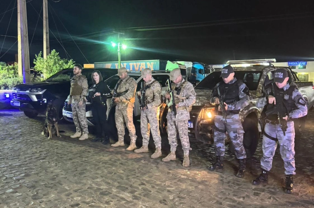 Dois passageiros são presos com 15 tabletes de maconha dentro de ônibus em Picos