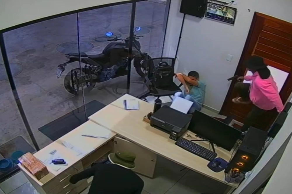 Dupla de criminosos armados assalta posto de combustíveis em Parnaíba