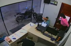 Dupla de criminosos armados assalta posto de combustíveis em Parnaíba; vídeo