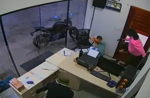 Dupla de criminosos armados assalta posto de combustíveis em Parnaíba (Foto: Reprodução)