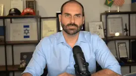 Eduardo Bolsonaro teve o mandato cassado em dezembro e, com o fim do afastamento legal, deve reassumir o cargo na Polícia Federal (Foto: Reprodução)