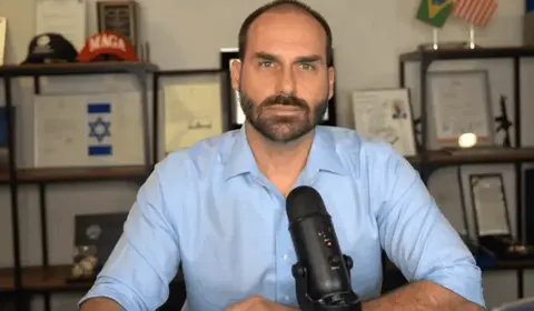 Eduardo Bolsonaro teve o mandato cassado em dezembro e, com o fim do afastamento legal, deve reassumir o cargo na Polícia Federal