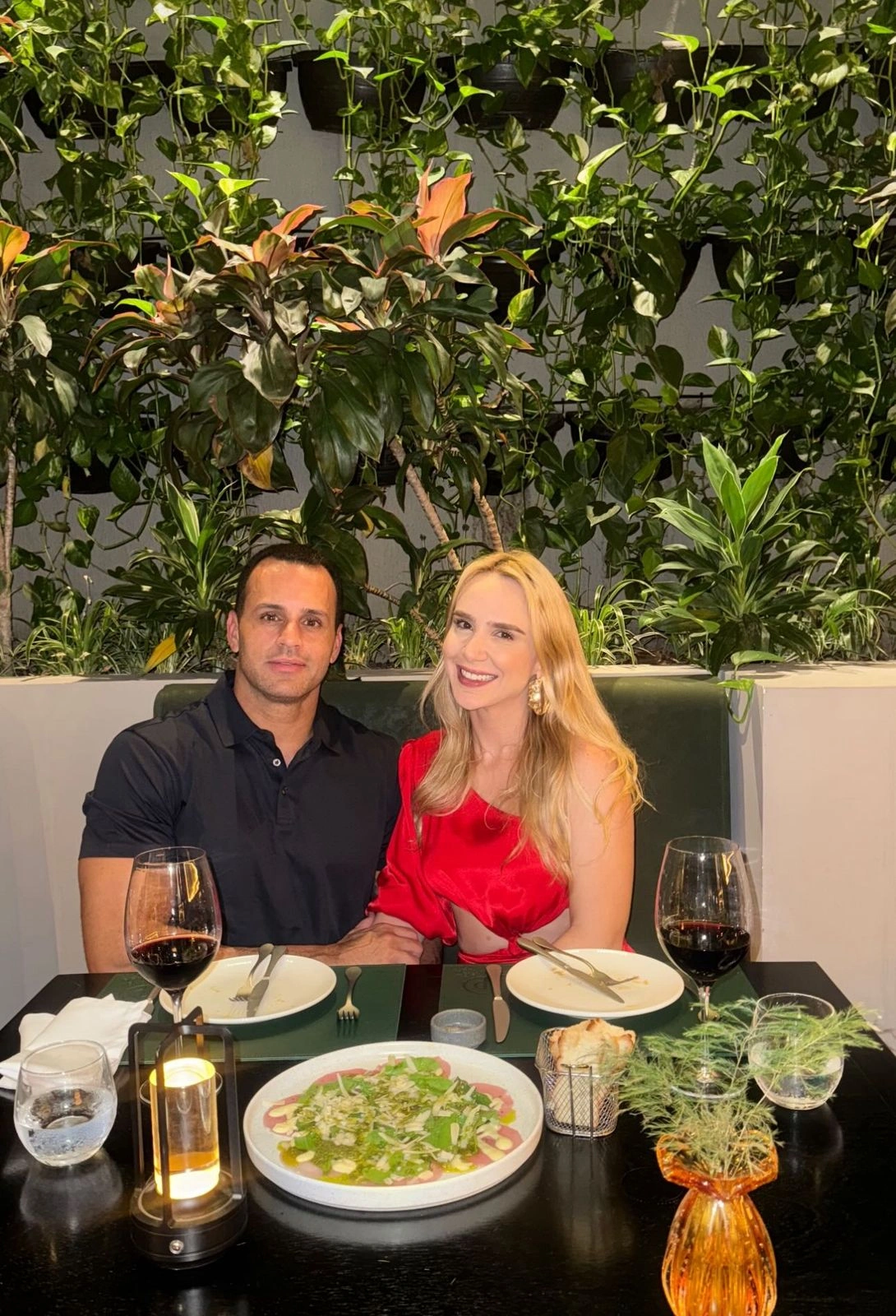 Em noite especial e cheia de amor, o Juiz Silvio Valoiss e a Engenheira Civil Andressa Brito