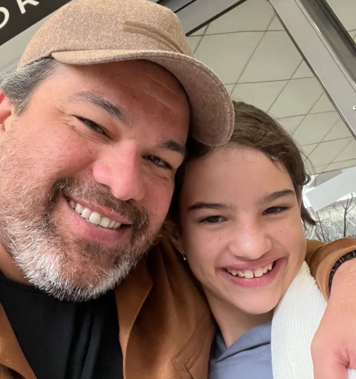 Empresário Rafael Freitas e a filha Pietra, em clique especial durante viagem