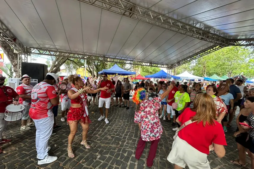 Foliões curtem manhã animada com prévias de carnaval da Feira na Praça Pedro II