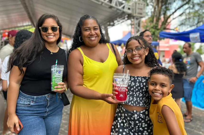 Foliões curtem manhã animada com prévias de carnaval da Feira na Praça Pedro II