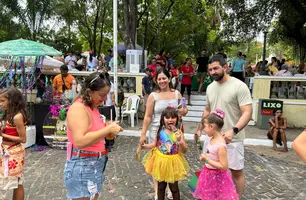 Foliões curtem manhã animada com prévias de carnaval da Feira na Praça Pedro II (Foto: Maria Clara César/Conecta Piauí)