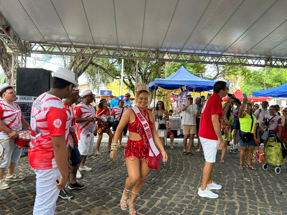 Foliões curtem manhã animada com prévias de carnaval da Feira na Praça Pedro II