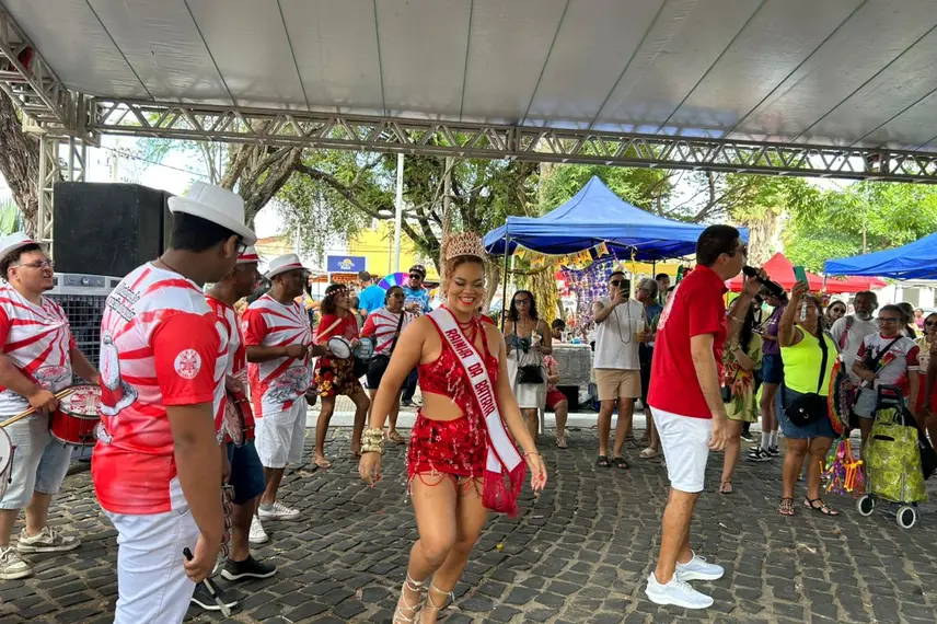 Foliões curtem manhã animada com prévias de carnaval da Feira na Praça Pedro II