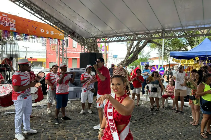 Foliões curtem manhã animada com prévias de carnaval da Feira na Praça Pedro II