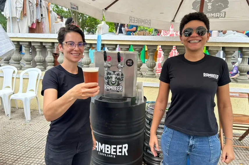Foliões curtem manhã animada com prévias de carnaval da Feira na Praça Pedro II