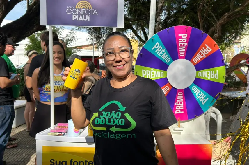 Foliões curtem manhã animada com prévias de carnaval da Feira na Praça Pedro II