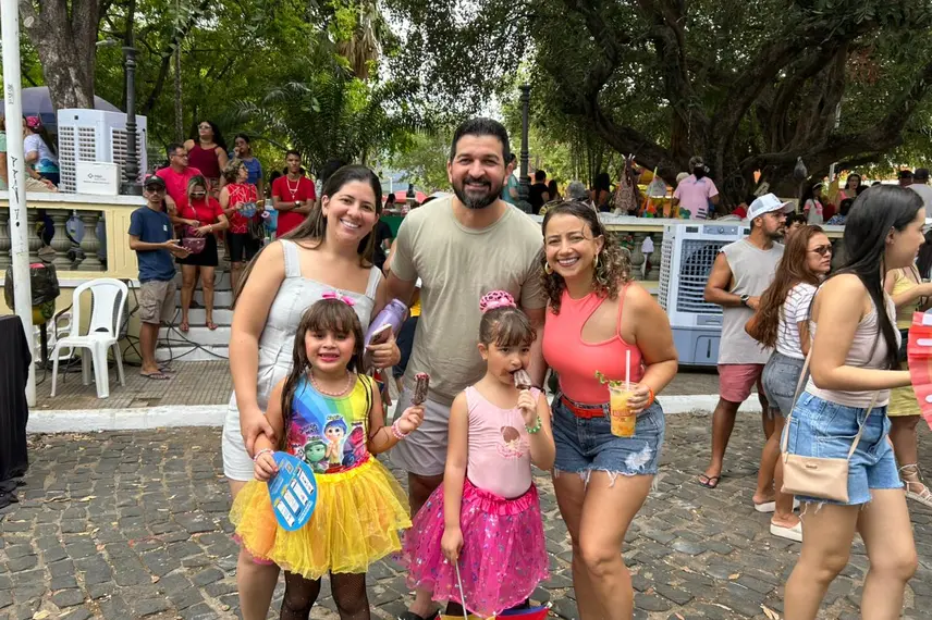 Foliões curtem manhã animada com prévias de carnaval da Feira na Praça Pedro II