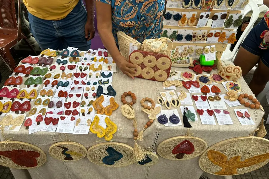 Foliões curtem manhã animada com prévias de carnaval da Feira na Praça Pedro II