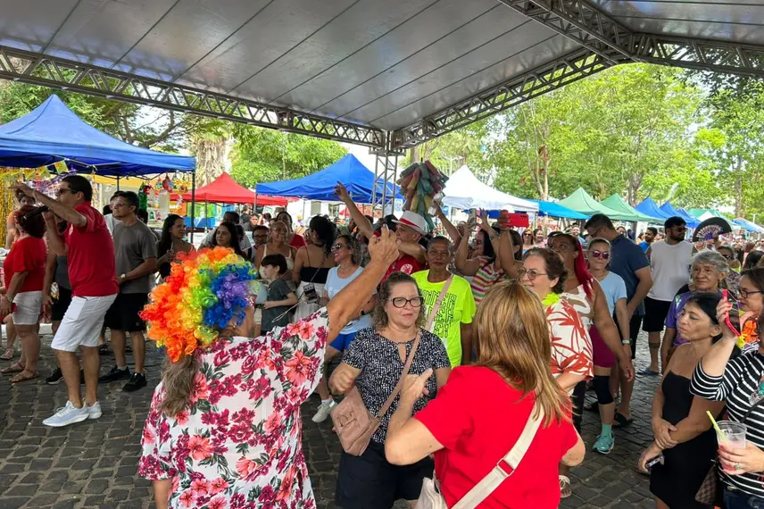 Foliões curtem manhã animada com prévias de carnaval da Feira na Praça Pedro II