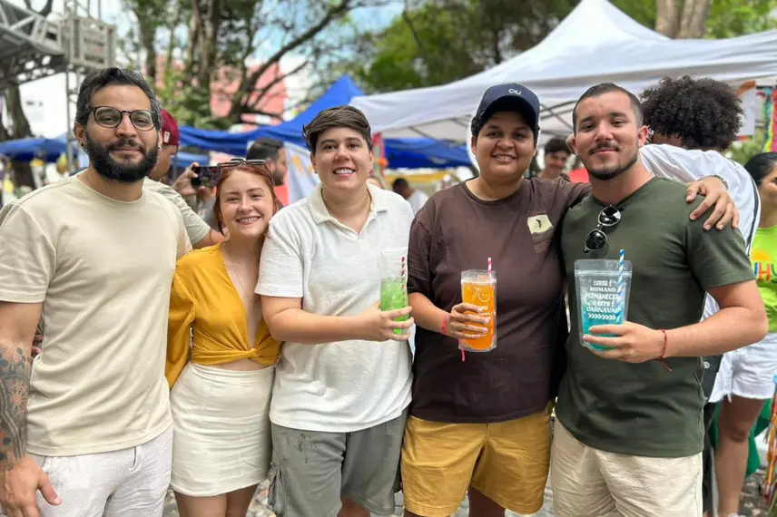 Foliões curtem manhã animada com prévias de carnaval da Feira na Praça Pedro II