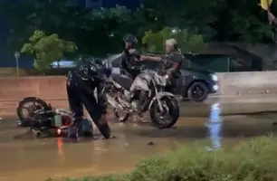 Fortes chuvas provocam quedas de moto na BR-316 em Teresina (Foto: Reprodução)