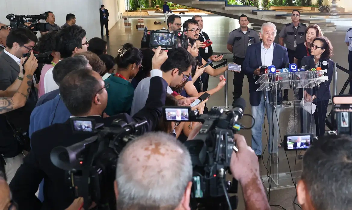 Fronteira do Brasil com a Venezuela está tranquila e aberta, diz ministro