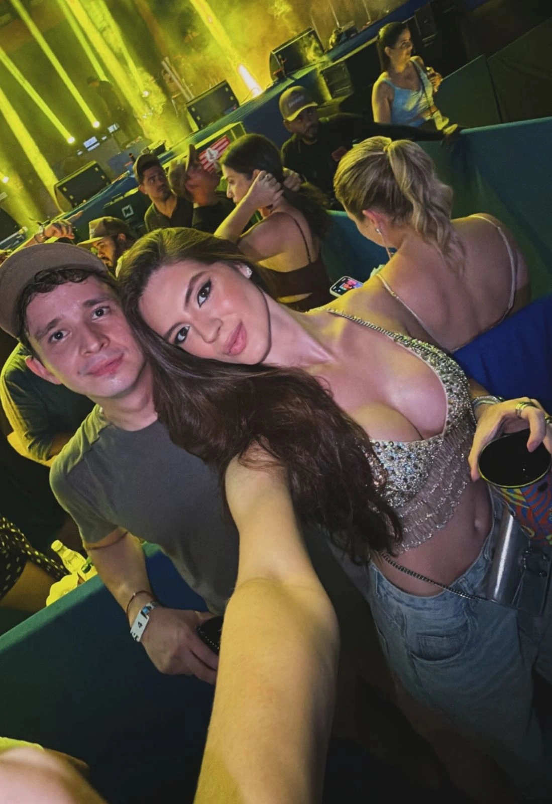 Gente bonita em noite de evento musical em Teresina