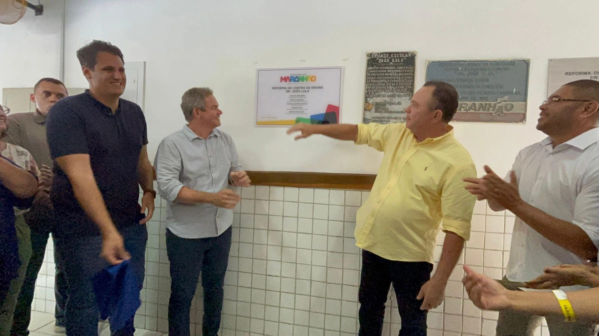 Governador Carlos Brandão entrega obras e títulos de terra em Timon