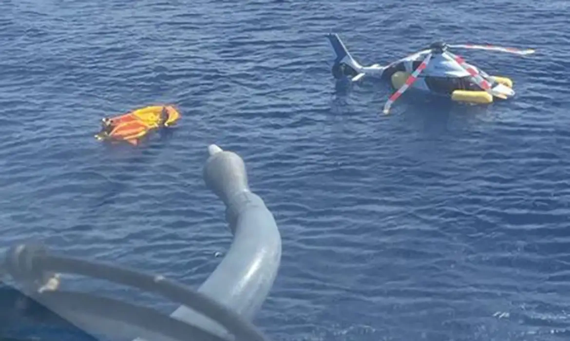 Helicóptero faz pouso forçado no mar em Cabo Frio